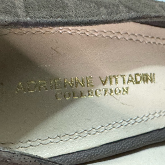 Brown heels with animal print texture and an elegant black bow on the front. - Picture 4 of 8